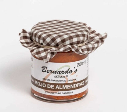 Salsa Mojo Canario de almendras Bernardo's, 250ml, en frasco, con ingredientes de almendra y especias tradicionales de Canarias.