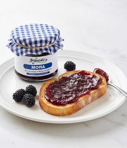Mermelada de mora canaria gourmet en frasco de 240g, con moras maduras y textura brillante, de la marca Tropical Canary Shop.