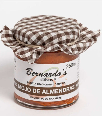 Salsa Mojo Canario de almendras Bernardo's en botella de 250ml, tradicional salsa canaria con almendras en envase de Tropical Canary Shop