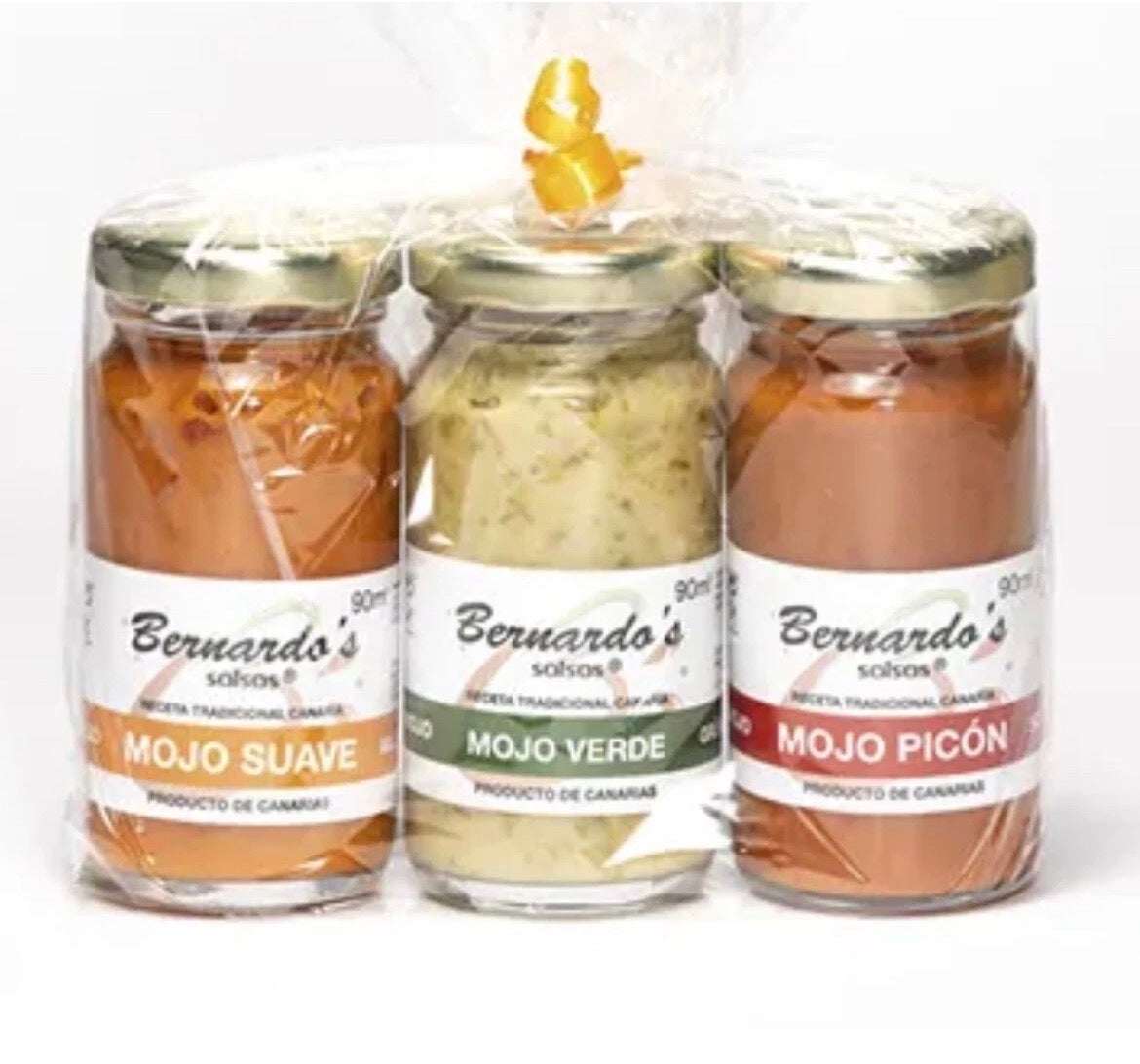 Tres botes de mojo canario suave, verde y picante de 90g cada uno, en envases pequeños, con ingredientes frescos y auténtico sabor canario