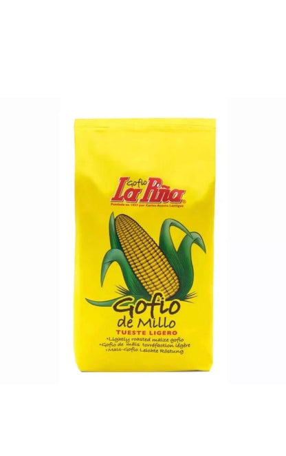 Harina de maíz Gofio de las Islas Canarias, marca La Piña, en paquete de 500g, con tostado ligero, en envase blanco.